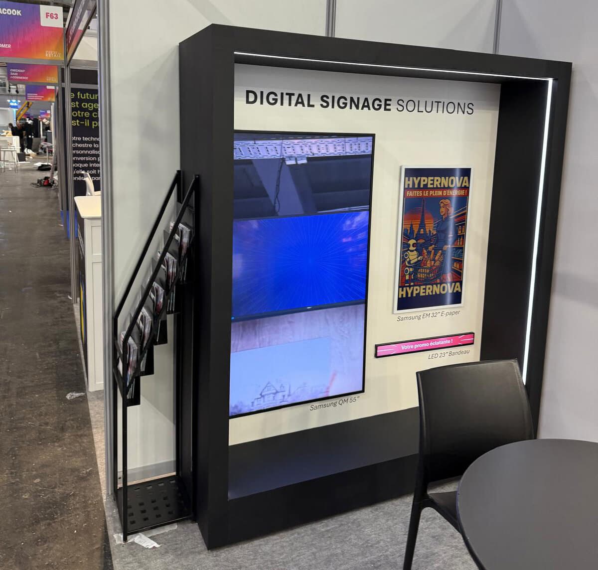 Stand «Digital Signage Solutions» met Samsung-scherm van 55 inch, e-paper-affiche Hypernova en folderhouder